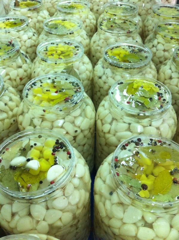 Buenos días! Empezamos la jornada con una producción de ajos dulces aliñados... Os pasamos una foto, ¡vaya pinta!