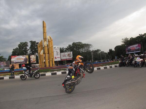 welovehonda's tweet photo. Honda CB150R Streetfire, Sepeda Motornya Freestyler. See more at: http://t.co/PcF0MhKxVK http://t.co/dlGDYAoZRn