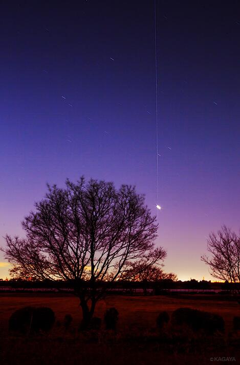 #『1番星』　#宵の明星 今日の宵空。金星を宇宙ステーションが貫いて空高く昇っていきました