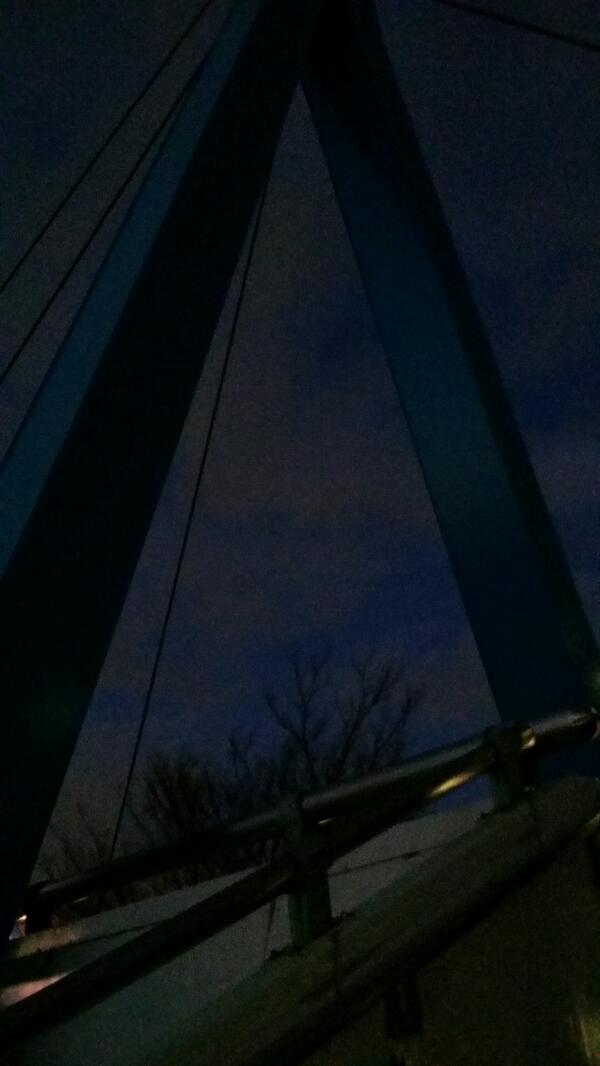 グッズ売り場近くの橋の途中で配ってます！