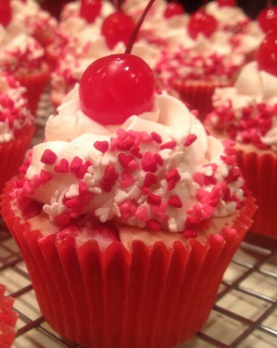 ZoomTV's tweet photo. .@priyankachopra, @sonakshisinha, @deepikapadukone Who would you like to share this Christmas sweet with?#ShareASweet http://t.co/ENkR712Z5P