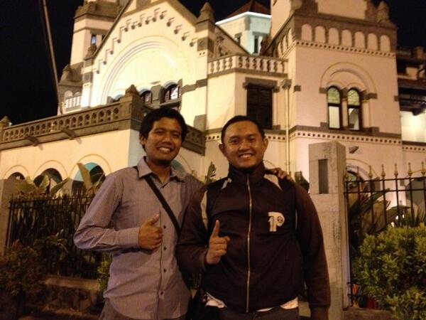 Gayanya andri, sakral banget dah! Hahahahaa RT <a href="/ridwan_noor/">ridwan muhammad</a>: Kedatangan tamu agung dari Bogor! Hahaha | @andri_ilna