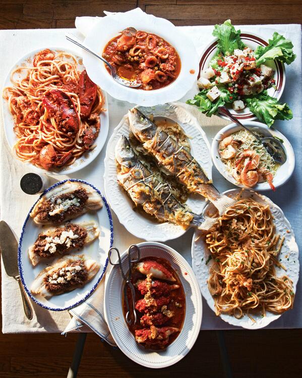 TheDigTweets's tweet photo. Bored of turkey buffets? Try one of these scrumptious international festive delicacies instead http://t.co/7caJPLOqgl http://t.co/pB6MPnYIE9