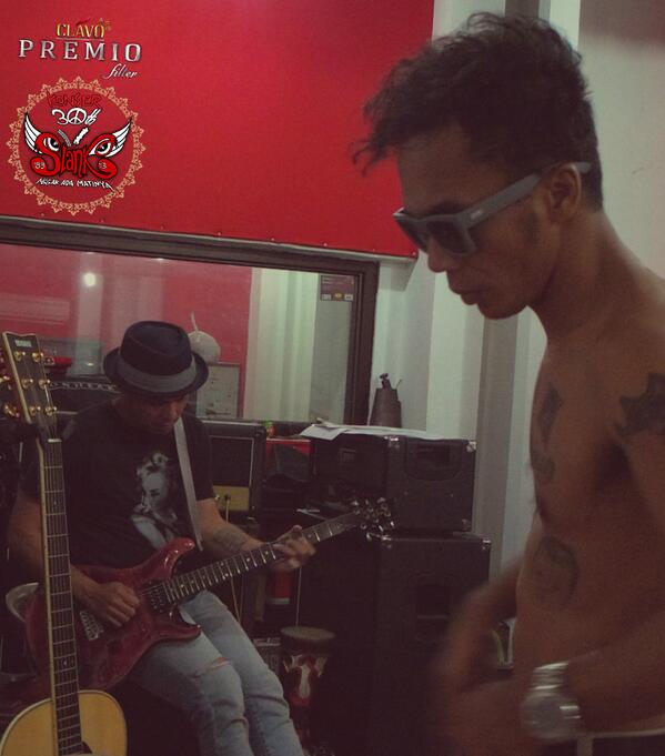 slankdotcom's tweet photo. Lanjut @ReynoldPnyot latihan bareng SLANK buat Konser #ClavoSlank30th di GBK 13 Desember 2013 besok!!!! http://t.co/eF2pgbLFVZ
