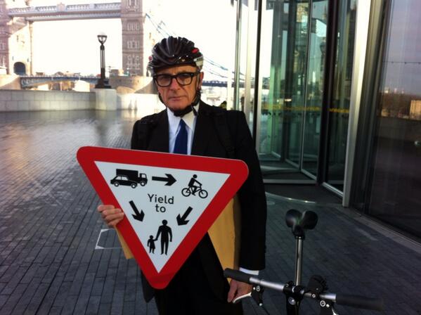 smithgrant's tweet image. @PGSMurray hands in @P2Pcycle research document to London mayor @london_cycling