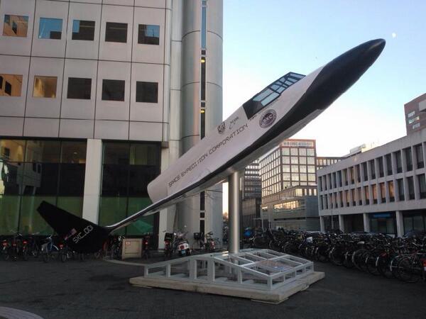 MarianneSturman's tweet image. Via de WhatsApp krijg ik door dat er een spaceshuttle voor ons kantoor is verrezen #spaceszuidas