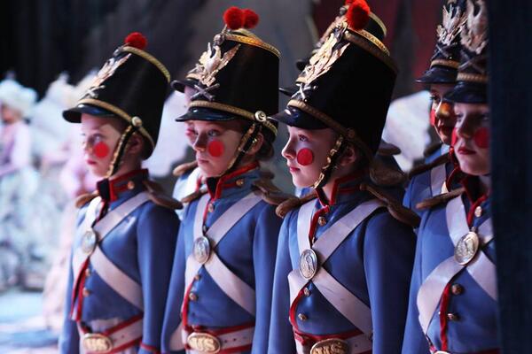 joffreyballet's tweet photo. RT @RCChicago: Awaken the #holidayspirit @joffreyballet’s #Nutcracker. #TravelTuesday http://t.co/sz82oFLBYL http://t.co/bkaIeuKfuq