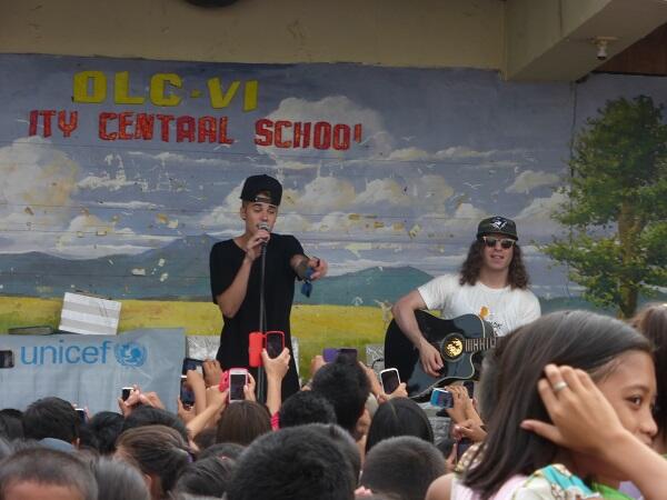 UNICEFCanada's tweet image. PIC: Justin Bieber in Tacloban to support our work &amp;amp; give hope to kids! bit.ly/1eMSiQ1 #GiveBackPhilippines