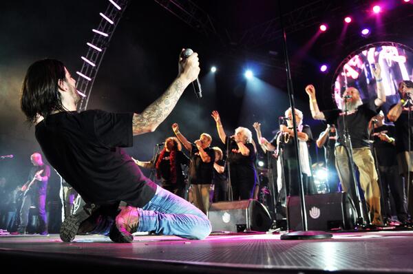 MelendiOficial's tweet photo. Eq.M: Esta noche veréis a la #GeneraciónRock cantar frente 15mil personas en @PalauSantJordi . A las 22:30 en La1 http://t.co/Fxq85Cl65l