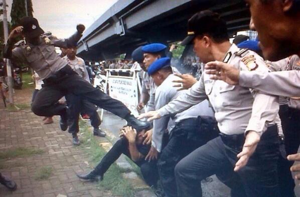 RT<a href="/HukumUNHAS2013/">ASAS</a>: <a href="/BEM_FHUH/">BEM FH UNHAS</a> <a href="/Legitimasi2010/">Legitimasi 2010</a> <a href="/Petitum_2012/">Fak.Hukum UNHAS 2012</a> <a href="/mediasi2011/">Mediasi 2011</a> "