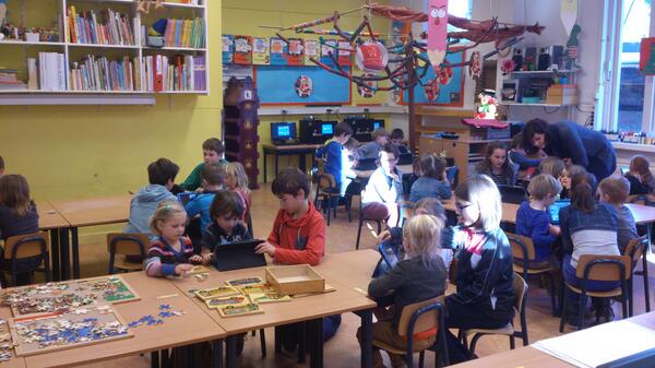 BoskantGroep7's tweet photo. Groep 7 legt aan groep 1-2 uit hoe de tablets werken. http://t.co/o1iPkOdFGn
