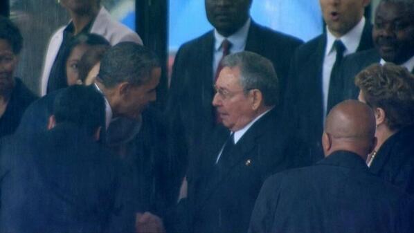 [LO MÁS RETUITEADO] El histórico saludo de Obama y Raúl Castro en el funeral de Mandela goo.gl/cwYolM [FOTO]