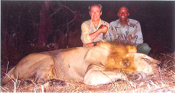 RevillaMiguelA's tweet photo. El rey de la selva yace abatido por el depredador de "la jungla de los listos" http://t.co/hn7lQsof1x