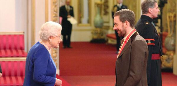 uk_sport's tweet photo. RT @BritishCycling: Sir Bradley Wiggins knighted at Buckingham Palace: http://t.co/hqIjVIbSz7 http://t.co/RBAd92QAUn