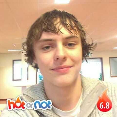 JellevdWater's tweet photo. Jelle is een van de best beoordeelde leden op Hot or Not deze week. Ben jij hotter?! #HotorNot http://t.co/ZwdfxbCvYq