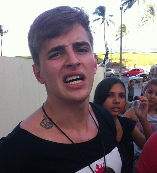 sitebandafly's tweet image. Se tivéssemos 100 rts, nos liberávamos a foto sem tag! Promessa é divida né? #TeenAwardsBrasil Fly