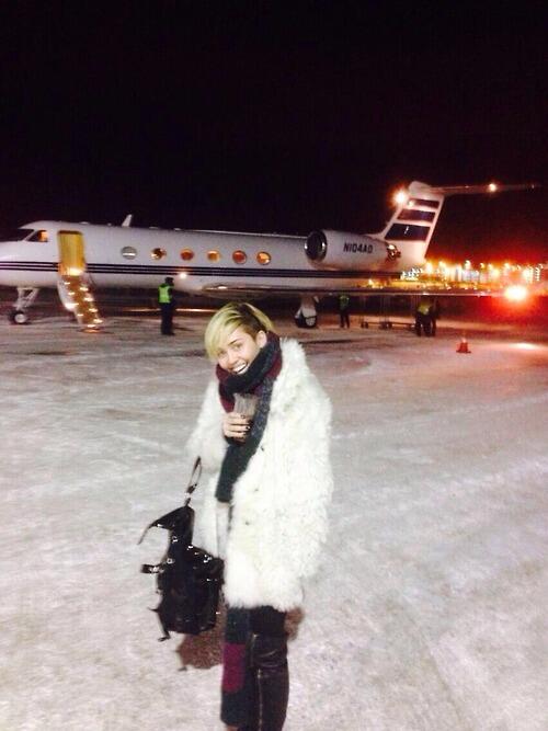 Miley_News_'s tweet photo. cold... http://t.co/UNwfB6G62s