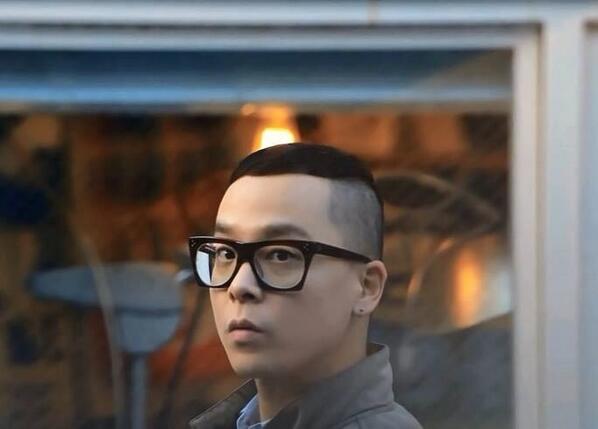 JayKim0310's tweet photo. 퍼플앤그레이 빈센트 착용한 나얼~ http://t.co/v1no8Kfmmc