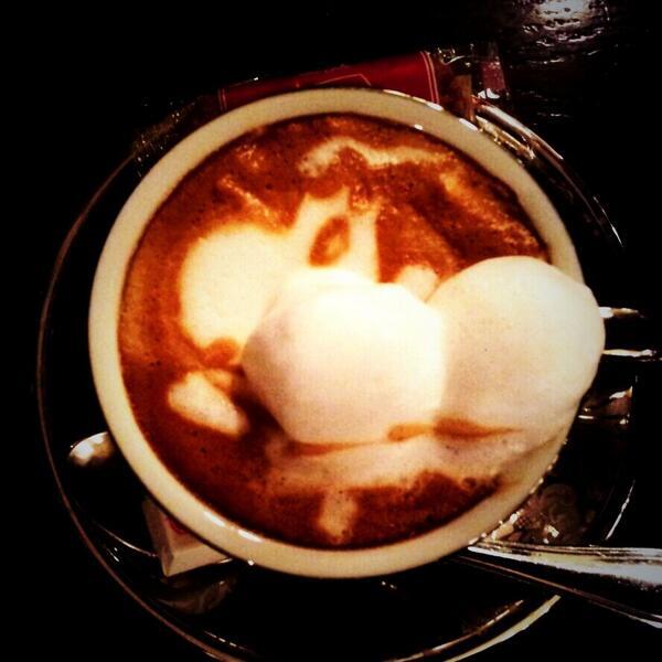 クレヨンしんちゃんのラテアート、お尻が３Dだよ♪　#latteart  #ラテアート　 