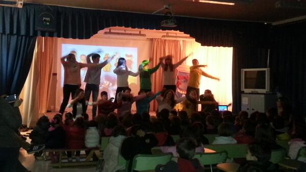 garcinotario's tweet photo. @EquaSerra Nueva cantera para el teatro. Guiñol de 2°ESO sobre los Derechos Humanos para niños de Educación Infantil http://t.co/9gw2wavJ7Y