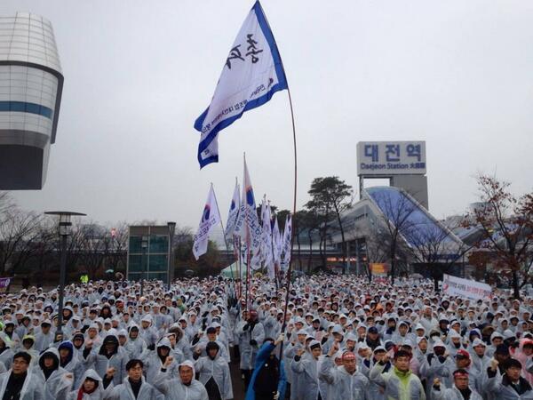 kimsd534's tweet photo. 철도노조 대전지방본부 총파업 출정식!
 "국민의 명령이다! 총파업투쟁으로 철도민영화 막아내고 국민철도 사수하자!" (펌) http://t.co/txzKG7oLnv