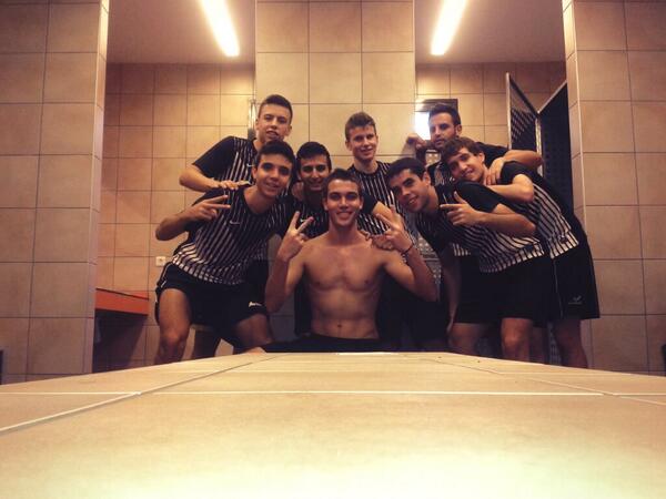 FlushUD's tweet photo. Dejamos foto de vestuario a lo Joao Pereira. #ForzaUltraFlush http://t.co/OksQJOJyxB
