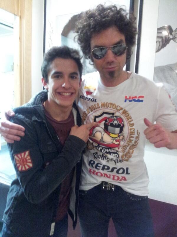 box_repsol's tweet photo. EXCLUSIVA: El @hdnegro se viste de blanco por primera vez con la camiseta de @marcmarquez93 Wow!!! #MarcMarquezEH http://t.co/L7ojlVYTcB