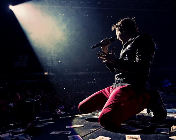 WEAMusic's tweet photo. Le #PereNoelWEA is back! Pour tenter de gagner un Disque de Platine de @museband à ton nom, RT+Follow,gagnant le 24/12 ! http://t.co/CkiZbMe1Yf