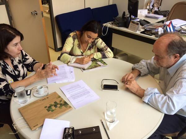 deputadamarina's tweet photo. Agricultura familiar e produção orgânica: Dep @marinasantanna dialoga com assessor especial da PR Selvino Heck http://t.co/h3zZX8M7Gj