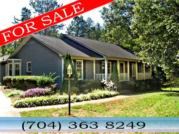 HomesAR's tweet photo. Large den with vaulted ceiling, in breakfast room a lovely kitchen with new granite c/top. #Gastonia #clt #realestate http://t.co/CdWNj5wPhU