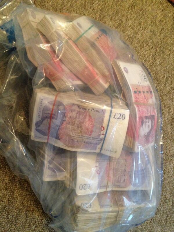 metpoliceuk's tweet photo. £80k seized &amp; 4ppl arrested in #Enfield #Islington by Cyber Crime Unit investigating £1m fraud of bank customers http://t.co/zhV2e3nRqX