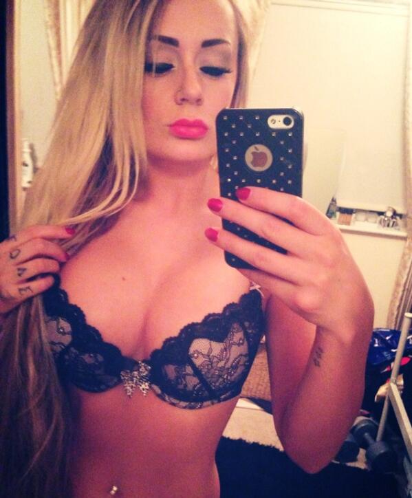 "@chelsfergo: Online in half an hour " @Wingy94 got bigger tits t...