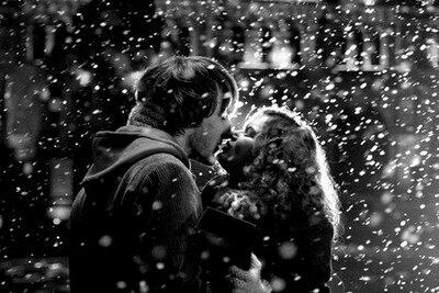 MsjsAmor's tweet photo. ¿Un beso bajo la lluvia? Prefiero un beso bajo la nieve. http://t.co/MHmCG5kAnS