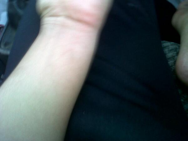 شوفو صوره يدي بيضاء مين يبي امسك زبه