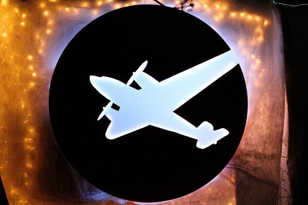 _evelynsheart's tweet image. Oh how I love my school! @FullSail #christmasparade #christmasfloat #fullsailplane #fullspeedahead