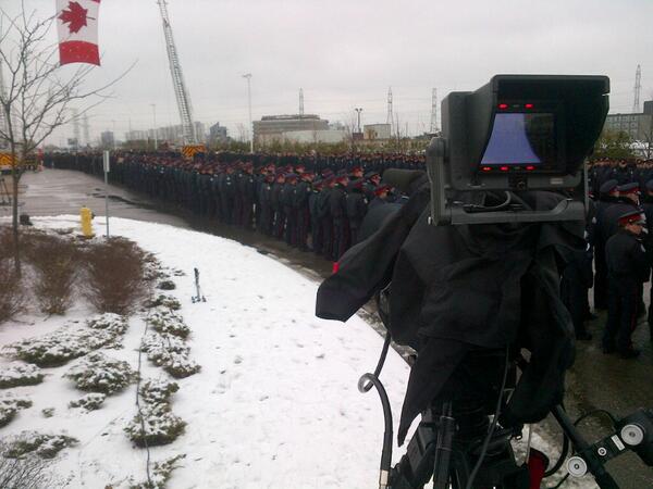 TorontoPolice's tweet photo. Thank you MT @RogersTV_PR_TO @RogersTV_PR_TO 2 "United we stand honouring PC John Zivcic" #RIP9824 #HeroesInLife http://t.co/Up1jatavVG ^sm
