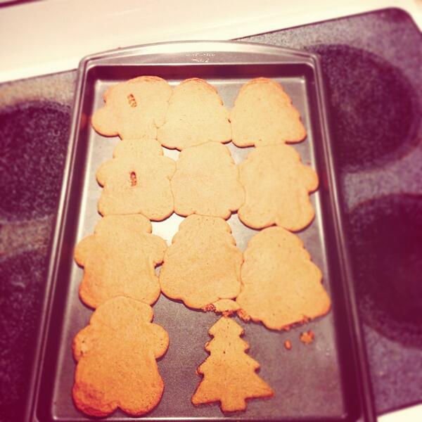 young_summer's tweet photo. Oh...Yea...that's how I wanted them to look... #GingerbreadFail #timetorecut http://t.co/M5Do9NEBpo