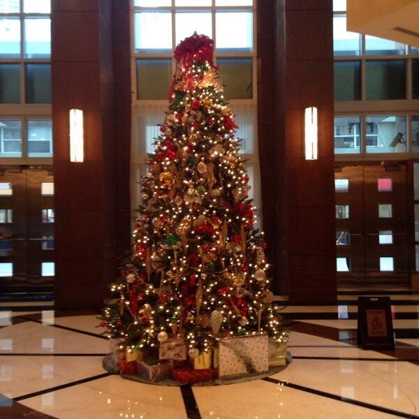 VizcayneMiami's tweet photo. Yes! RT @MercaRealEstate: #vizcayne is #xmas ready. #domi #urbanliving #downtownmiami http://t.co/tURNijcrSb