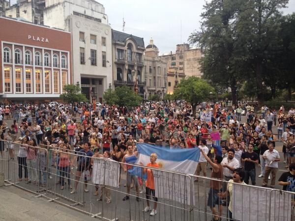 gollandaniel's tweet photo. Asi se manifiesta el pueblo tucumano. Cacerolazo en plaza independencia. http://t.co/EaboMfGYYk