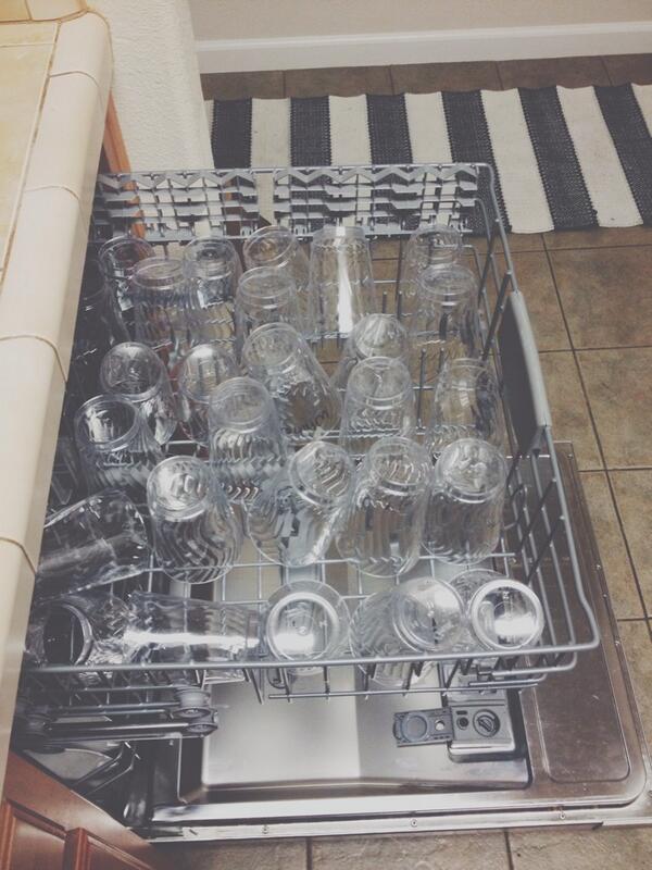 che_voo's tweet image. Dishes for dayyysss. #eventplannerproblems