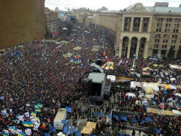 JuliaDavisNews's tweet photo. Panoramic shot of the #Kiev protests #Ukraineprotests #Ukrainerevolution #Ukraine http://t.co/fwjvxOzSRh