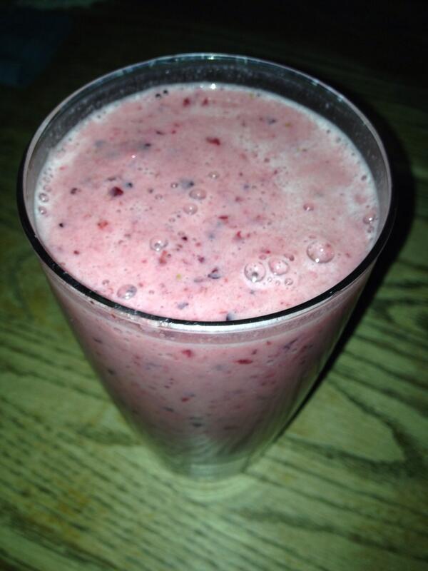 KeraKnight16's tweet photo. Thought I made a pretty damn good smoothie Until @brad_light89 said they aren't near as good as @jmt768 makes! http://t.co/Ku2sFag1iu