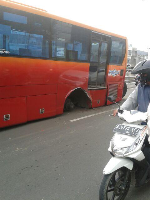 ana_dech's tweet photo. Coba tolong @BLUTransJakarta  bus TJ nya drawat..biar ga ada kejadian ky gini lg.. http://t.co/hVYDyO3yaR