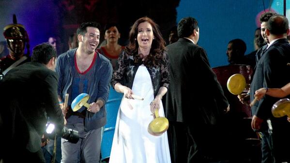 Varias personas muertas, decenas de heridos, gran crisis social. Pero CFK festeja así: