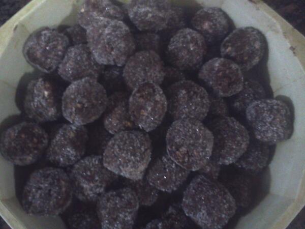 DaliAlazraki's tweet photo. Mañana tarde de bombones y terere gordas @meliayi @romimesri.@ngoldsman solo quiero decirte que te vas a perder esto http://t.co/PTpbxsQjeX