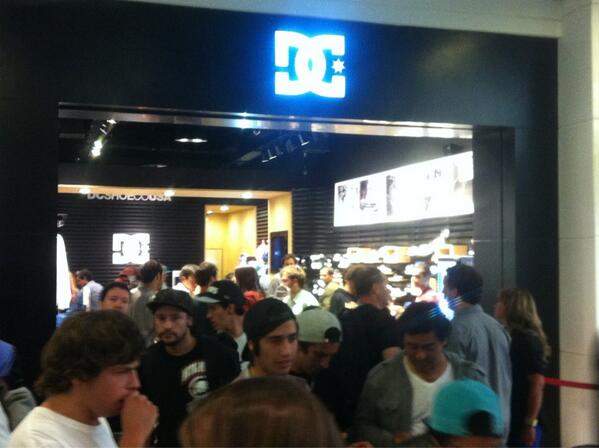 dcshoeschile's tweet photo. DC Costanera Center !!! http://t.co/AYv4Xm4e80