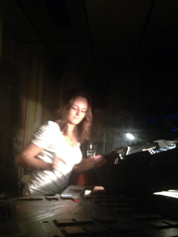 IvanDaverr's tweet photo. OJO!!! DJ @MartaVeigaCabez en cabina 😍 #habanaclub #gradientes http://t.co/KvfnmmNjW6