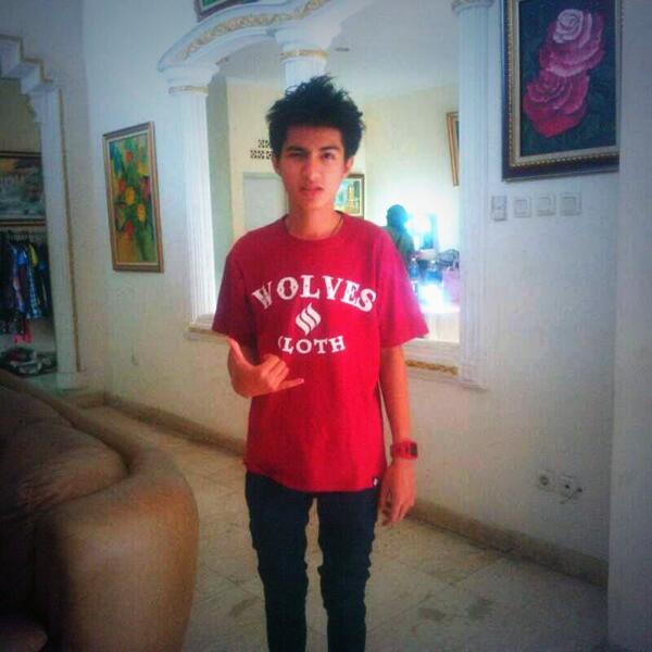 Ryo Alfian memakai T-shirt pada saat di lokasi syuting ftv sctv <a href="/ryoAA17/">Ryo Alfian(Alfianio)</a> #endorsment #sctv #wolvescloth