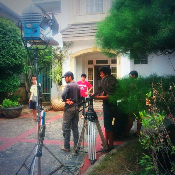 Ryo Alfian memakai T-shirt pada saat di lokasi syuting ftv sctv <a href="/ryoAA17/">Ryo Alfian(Alfianio)</a> #endorsment #sctv #wolvescloth