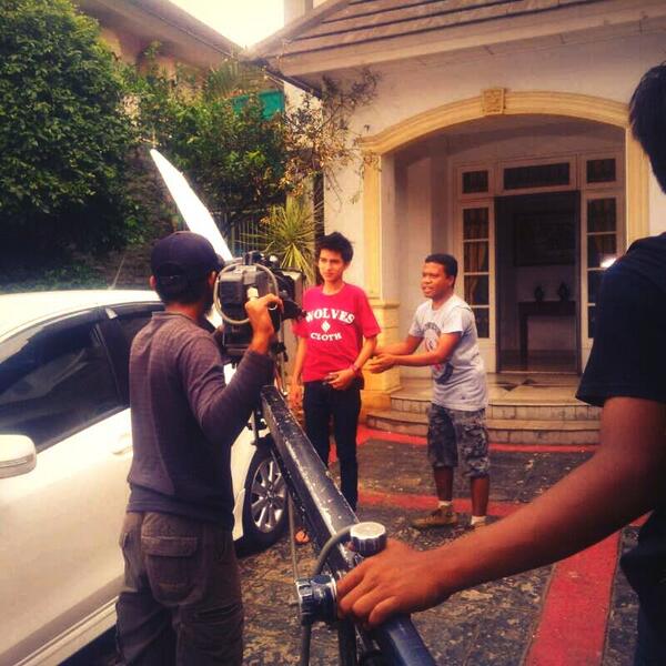 Ryo Alfian memakai T-shirt pada saat di lokasi syuting ftv sctv <a href="/ryoAA17/">Ryo Alfian(Alfianio)</a> #endorsment #sctv #wolvescloth